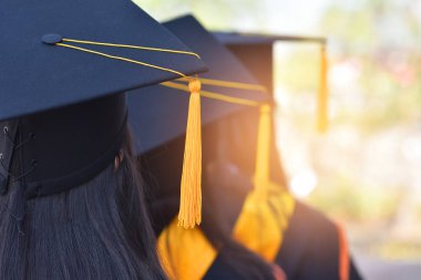 Bir sarı Püskül şapka giymiş mezunlarının arka resim.