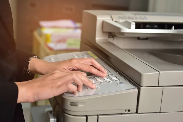 Vrouwelijke Werknemers Zijn Het Gebruik Van Een Copier Het Kantoor — Stockfoto