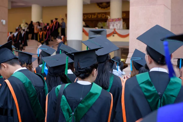 Απόφοιτοι Φορούν Φορέματα Αποφοίτησης Τελετές Των Αποφοίτων Πανεπιστημίου — Φωτογραφία Αρχείου