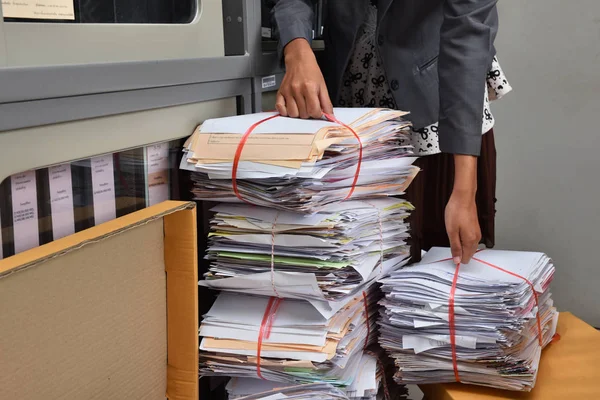 Ofis kullanımı için yeniden geri dönüşüm kağıt belgeleri yığını
