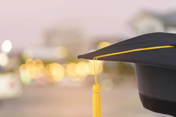 Abschlussmütze Mit Goldquaste Auf Abstraktem Bokeh Unschärfe Hintergrund — Stockfoto