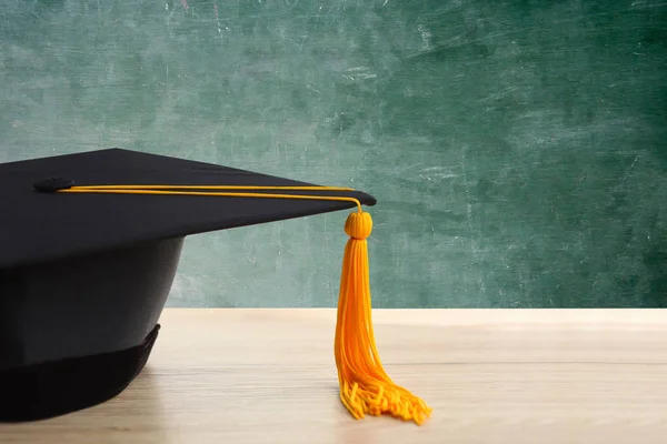 Casquette Graduée Placée Sur Bureau Bois Dans Salle Classe — Photo