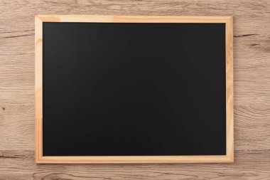 Ahşap zemin, metin girişi için boş alan üzerinde yazı tahtası.