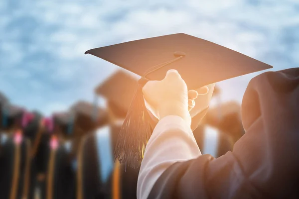 Graduados Universidad Graduados Sosteniendo Sombreros Entregados Cielo — Foto de Stock