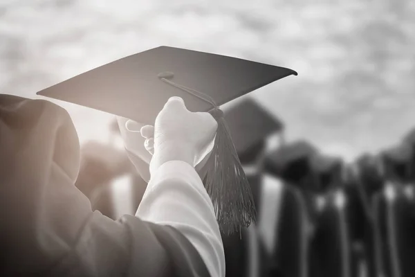 Graduados Blancos Negros Universidad Graduados Sosteniendo Sombreros Entregados Cielo — Foto de Stock