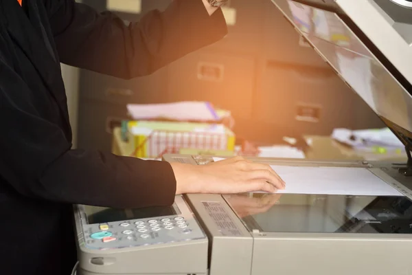 Mulheres Trabalhadoras Estão Usando Uma Copiadora Escritório — Fotografia de Stock