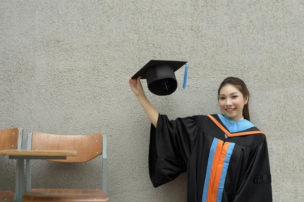 女子卒業生を祝福した黒い帽子を保持 — ストック写真