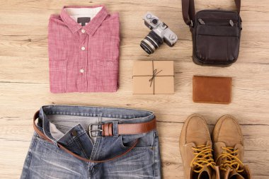 Üstten görünüm erkek moda ahşap tablo.