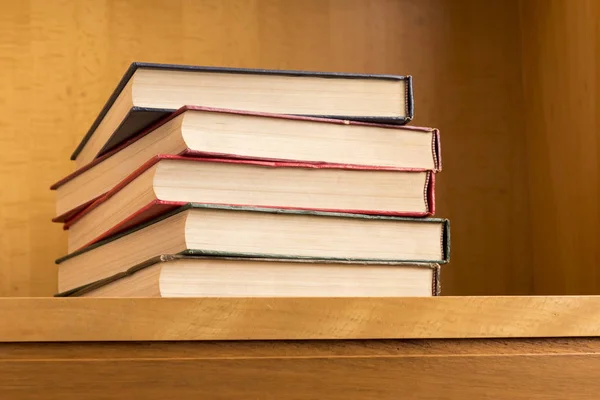Könyv Verem Fából Készült Íróasztal Osztályteremben — Stock Fotó
