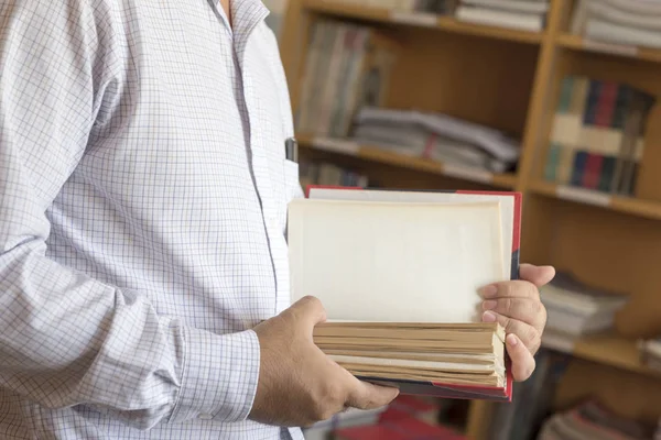 Männer Halten Bücher Bibliothek Auf Dem Campus — Stockfoto