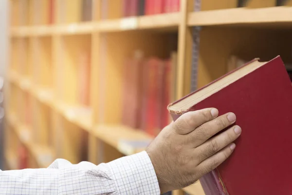 Homens Têm Livros Lidos Biblioteca Campus — Fotografia de Stock