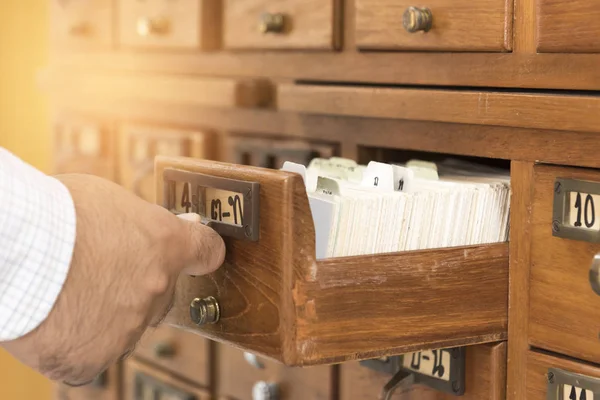 Fermer Homme Ouvre Une Armoire Bois Index Bibliothèque Stockée — Photo