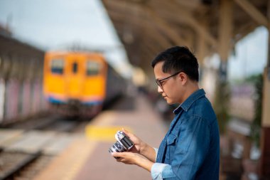 Tren istasyonunda bir kamera ile fotoğrafını Turizm.