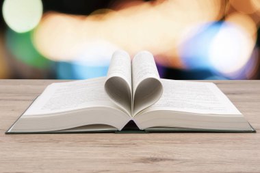 Ahşap masa zemin üzerinde açık kitap bokeh bulanık yazı tahtası gibi.