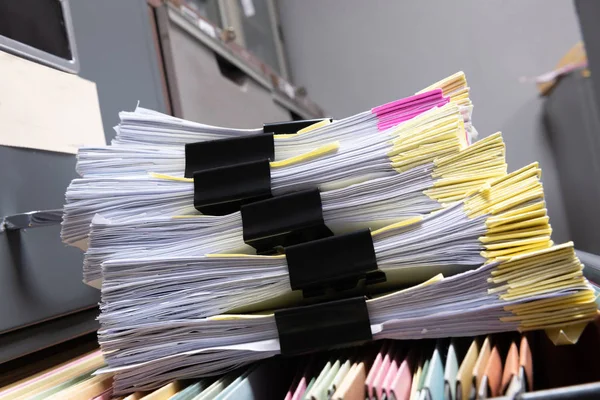 Les Documents Affaires Colorés Sont Placés Dans Classeur Dans Bureau — Photo