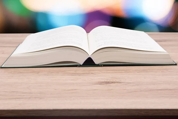 Aufgeschlagenes Buch Auf Holztisch Der Hintergrund Ist Bokeh Verschwommene Tafel — Stockfoto