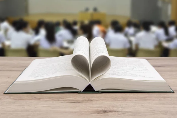 Libro Abierto Sobre Mesa Madera Telón Fondo Una Pizarra Aula — Foto de Stock