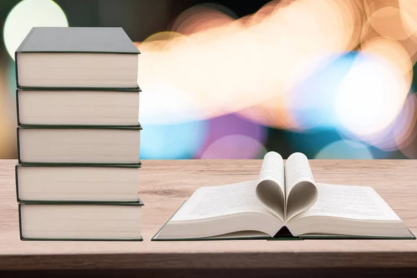 Livro Aberto Sobre Mesa Madeira Pano Fundo Bokeh Quadro Negro — Fotografia de Stock