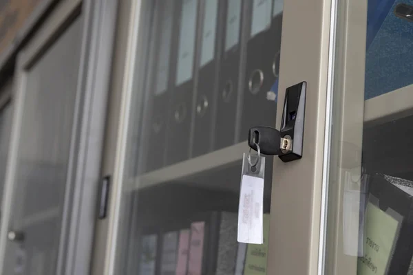 Closeup gri çelik depolama kabinleri ile Office anahtar.