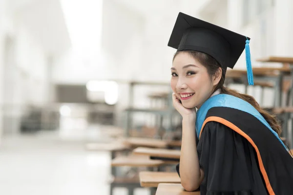 Portré Diplomás Egyetemi Végzettséggel Gratulálunk Diplomások — Stock Fotó