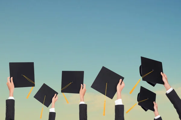 Graduación Sostiene Sombrero Negro Una Borla Amarilla Sobre Fondo Azul —  Fotos de Stock