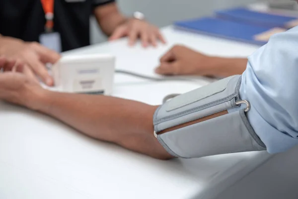 Die Krankenschwester Benutzt Das Armdruckmessgerät Des Patienten — Stockfoto