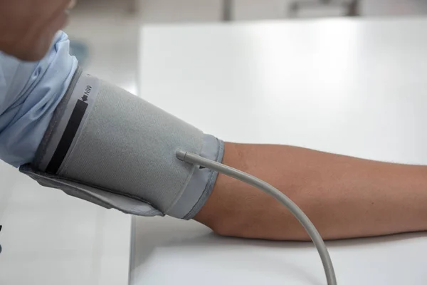 Die Krankenschwester Benutzt Das Armdruckmessgerät Des Patienten — Stockfoto