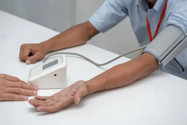 Nurse Uses Patient Arm Pressure Gauge — Stock Photo, Image
