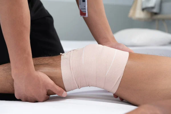 Fisioterapeutas Usam Alças Perna Paciente Para Deitar Cama Uma Sala — Fotografia de Stock