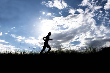 Siluet arka plan üzerine açık çalışan erkekler.