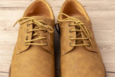 Kahverengi deri ayakkabılar ahşap zeminde