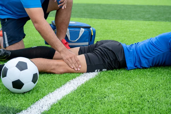 Futbolista Con Camisa Azul Pantalones Negros Heridos Césped Durante Carrera —  Fotos de Stock