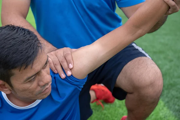 Futbolista Con Camisa Azul Pantalones Negros Heridos Césped Durante Carrera — Foto de Stock