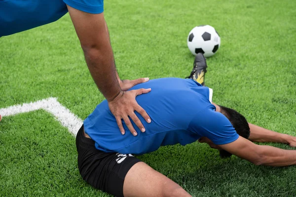 Futbolista Con Camisa Azul Pantalones Negros Heridos Césped Durante Carrera —  Fotos de Stock