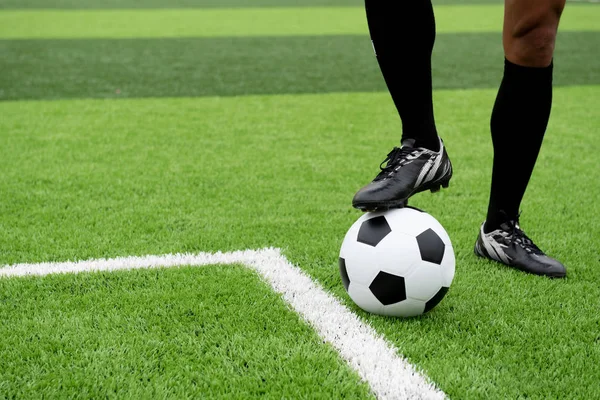 Futbolcu ayağı çimlere standları.