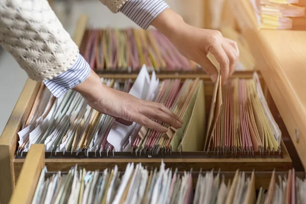 Les Documents Affaires Colorés Sont Placés Dans Classeur Dans Bureau — Photo