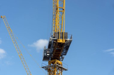 Açık inşaat alanı arka plan mavi gökyüzü mı.