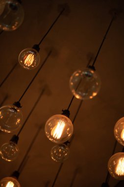 Tavana takılı eski sarı altın lamba.