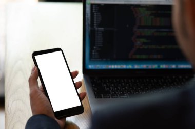 İş adamları internetten e-postayı kontrol etmek için telefonu bekletin..