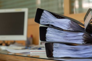 Ofisteki bir masaya yerleştirilmiş önemli belgeler..