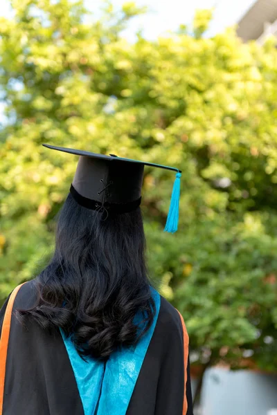 Jeune Fille Diplômée Portant Chapeau Noir Pantalon — Photo