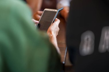 Takım çalışması toplantı grubu cep telefonu konseptine birlikte katıldı.