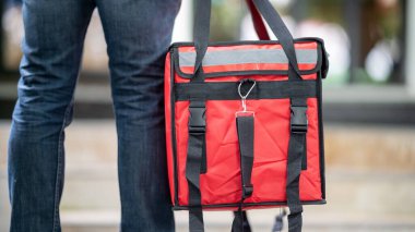 Teslimatçı elinde bir teslimat kutusu tutuyor.