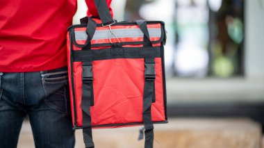 Teslimatçı elinde bir teslimat kutusu tutuyor.