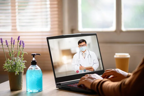 Close Videoconferência Com Médico Masculino Laptop Desk Conceito Saúde — Fotografia de Stock