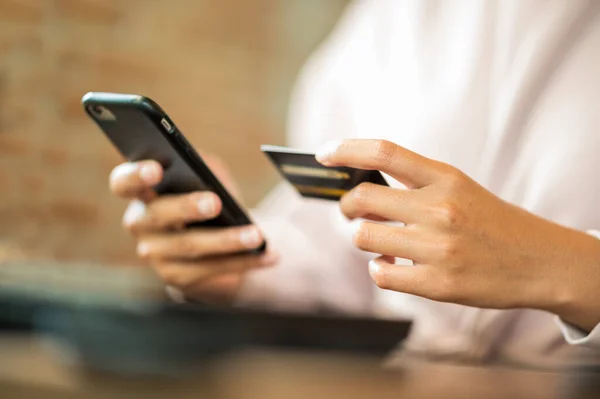 Mujer Con Máscara Quirúrgica Cafetería Compras Línea Con Teléfono Móvil — Foto de Stock