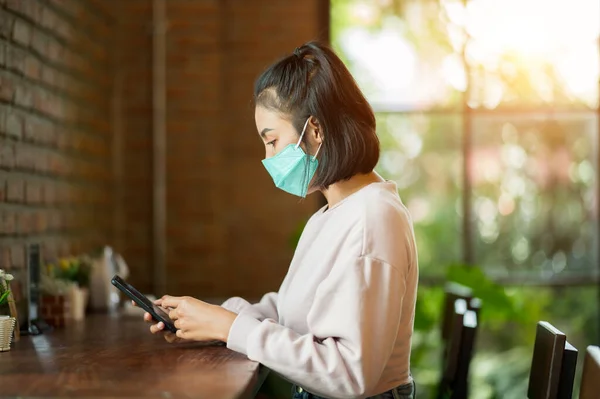 Vrouw Met Chirurgisch Masker Cafe Online Winkelen Met Mobiele Telefoon — Stockfoto