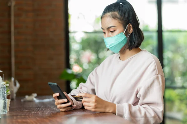 Vrouw Met Chirurgisch Masker Cafe Online Winkelen Met Mobiele Telefoon — Stockfoto