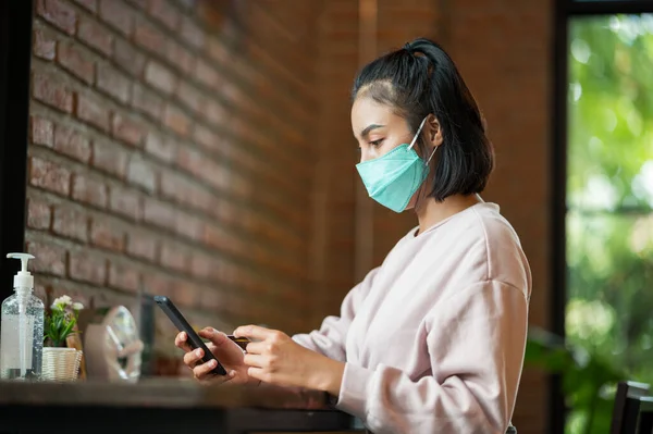 Vrouw Met Chirurgisch Masker Cafe Online Winkelen Met Mobiele Telefoon — Stockfoto