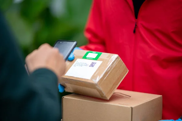 Teslimatçıdan ürün almak için telefon kodlu erkek müşteri tarama barı